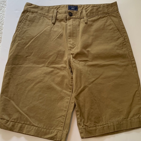 GUC Mens Gap khaki shorts, size 30. Minor fading flaws noted. - Picture 1 of 7
